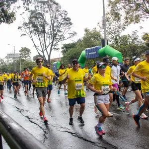 Mujer con pantaloneta blanca corre por las calles de Bogotá