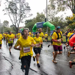 Joven corre con audífonos en la media maratón de Bogotá