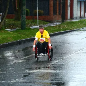 Mujer en silla de ruedas cruzando sobre agua