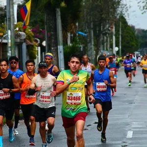 Atletas hombre haciendo recorrido de 10K