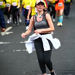 Mujer en esqueleto gris recorre 10 K en Bogotá