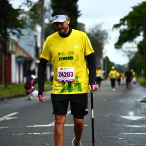 Hombre con bastón participa en la mmB