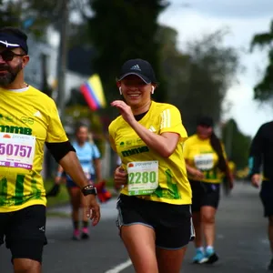 Mujer sonriente avanza entre los demás atletas