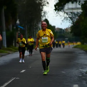 Hombre sonríe al estar próximo a terminar carrera