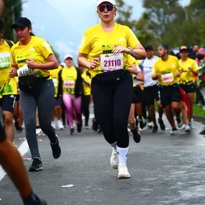 Mujer resalta en la masa mientras corre a la meta