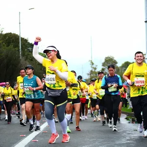 Varios atletas emocionados por entrar a la meta de la carrera