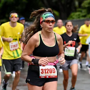 Mujer con top negro participa en la media maratón de Bogotá