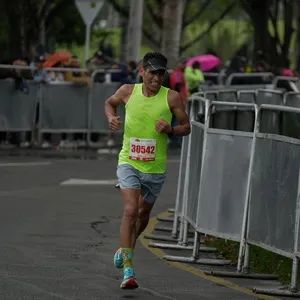 Atleta en la última curva de recorrido 10 K