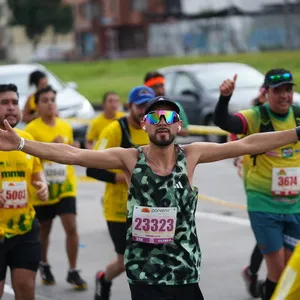 Hombre extiende sus brazos mientras corre