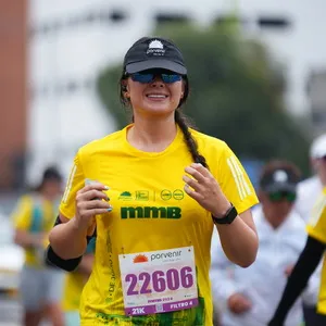 Mujer con trenza realiza recorrido de 21 K