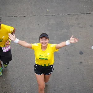 Mujer sonriendo mirando arriba mientras sonríe