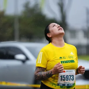 Mujer corriendo bajo la lluvia