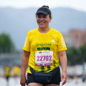 Mujer realiza pausa para posar para fotografía