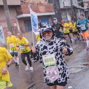 Hombre corre 21 KM disfrazado de vaca