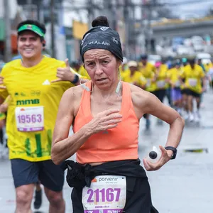 Mujer mayor corre con determinación a la meta