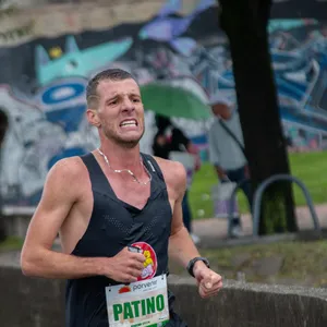 Atleta élite Patino corriendo en Bogotá