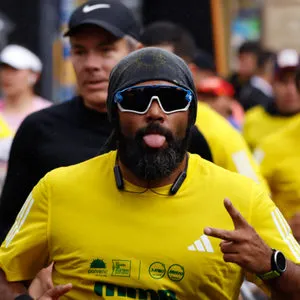 Hombre con gafas y barba foto primer plano