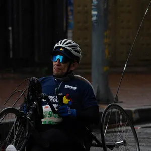 Hombre en silla de ruedas participa en la media maratón de Bogotá