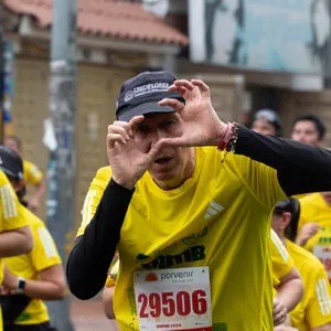 Hombre con las manos frente al rostro