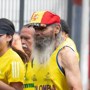 Hombre mayor corriendo en la media maratón de Bogotá