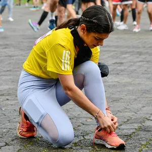 Mujer calentando