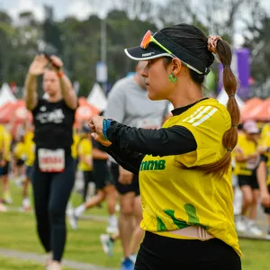 Mujer haciendo estiramiento antes de la carrera