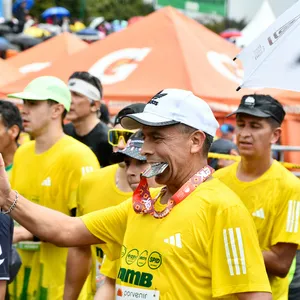 Hombre mordiendo medalla