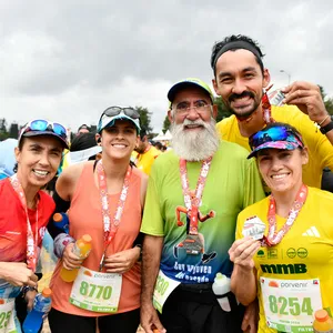 Familia posa con medalla de 21 K