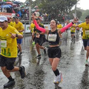 Bajo la lluvia todos los atletas disfrutando de la lluvia