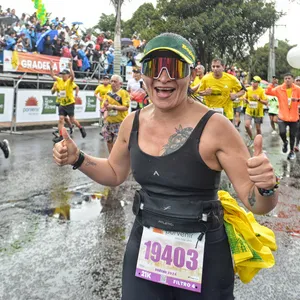 Mujer llena de emoción celebra terminar el recorrido