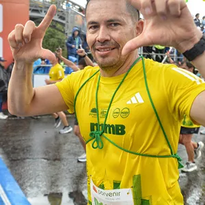 Hombre se muestra feliz al terminar carrera