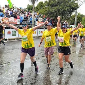 Familia celebra al terminar recorrido