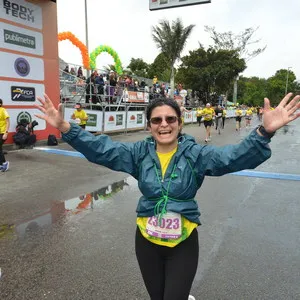 Mujer celebra frente a cámara la mmB