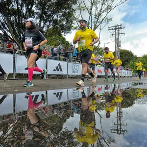 Hombre corriendo junto a charco de agua