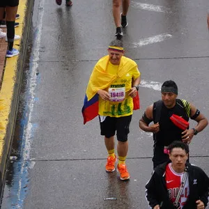 Hombre corre con bandera de Colombia