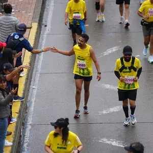 Hombre recibe apoyo de las demás personas en recorrido