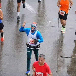 Hombre celebrando media maratón de Bogotá 2024