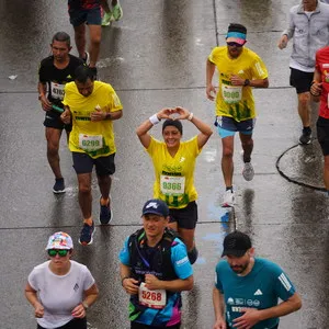 Mujer formando corazón con las manos, 21 K