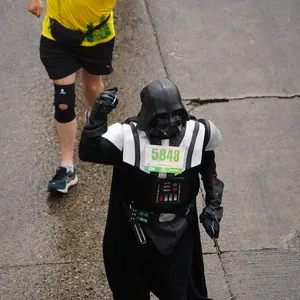 Atleta con disfraz corriendo por Bogotá en la mmB