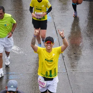 Hombre sonriendo mientras corre 21 KM