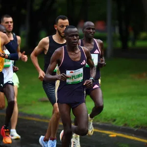 Grupo de atletas elite llegando a meta en la media maratón de Bogotá