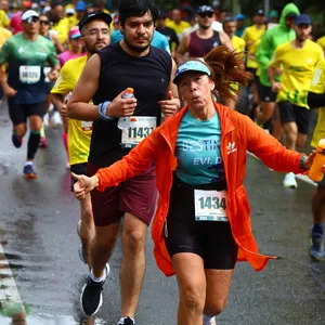 Mujer eufórica mientras corre carrera