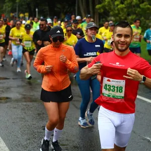 Hombre enseñando número de competencia