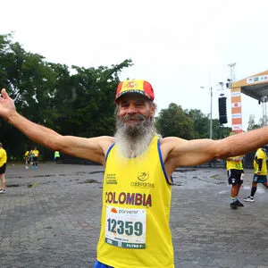 Hombre de la tercera edad realizando estiramientos antes de carrera