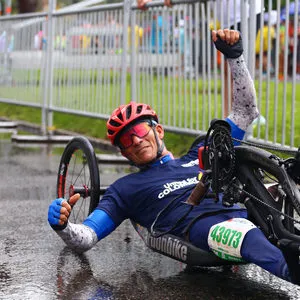 Atleta en silla de ruedas saludando a cámara