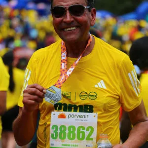 Hombre feliz de cumplir recorrido de 10 k en la mmB