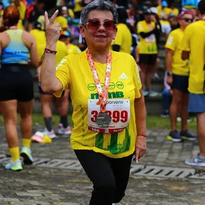 Mujer posando con medalla en la zona de concentración