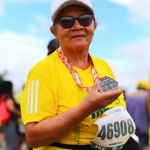 Mujer enseñando parte de atrás de la medalla