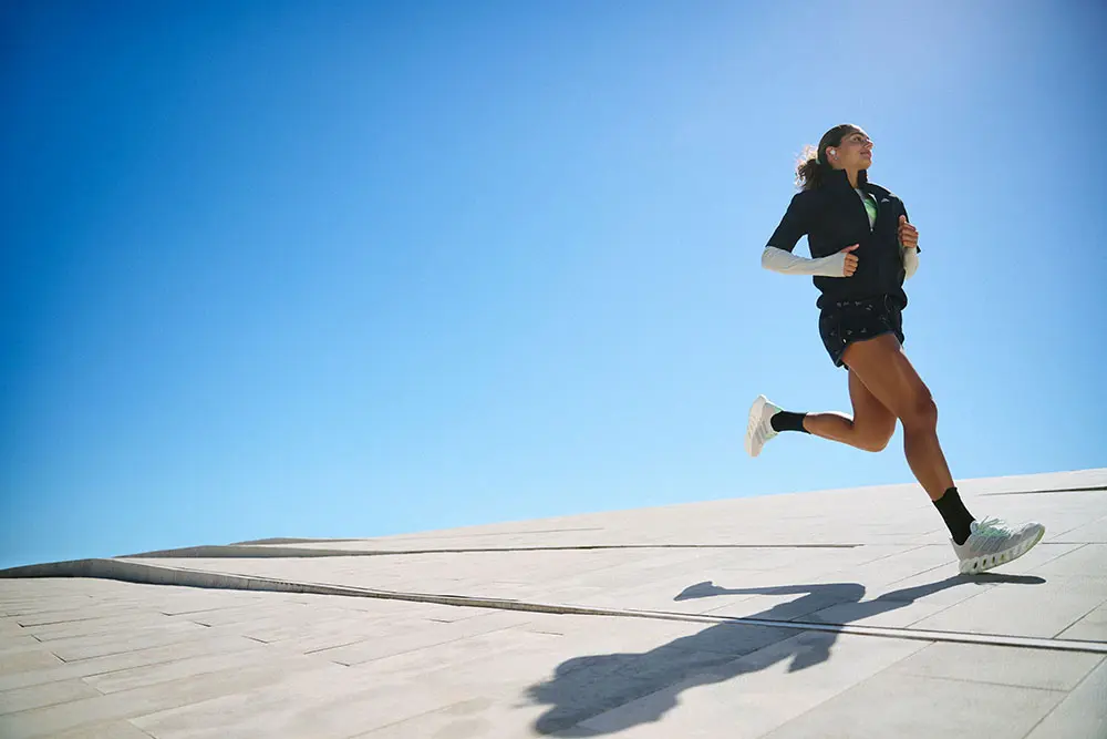 Mujer trotando con plan de entrenamiento