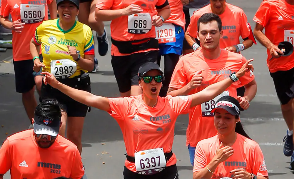 Mujer corriendo media maratón bogotá